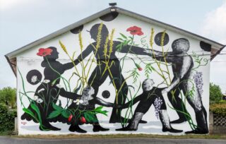 Il muro realizzato da Alleg, artista originario di Tagliacozzo (AQ), è un concentrato di simbologie sociali e ambientali che narrano di rapporti umani e di rispetto per la natura