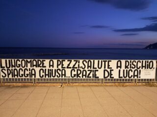 «Sessanta giorni di divieto e sei mesi di transenne»: Tradizione Futuro affigge lo striscione sull’arenile interdetto