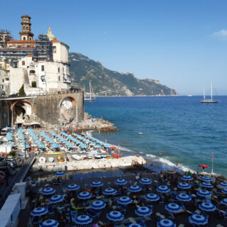 ATRANI ESPONE, IN UN MUSEO A CIELO APERTO, LE OPERE DELLA LIQUID ART SYSTEM DI CAPRI