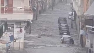 Maltempo, Brusciano in ginocchio: strade completamente allagate, auto sommerse e gravi disagi in tutto il territorio