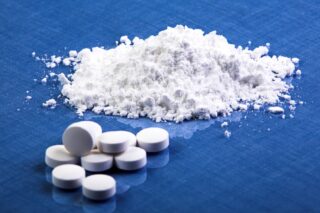 Blitz antidroga in città: il NOS sequestra hashish e crack, coinvolte tre persone (c’è anche un sedicenne)