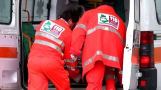 Salernitano, incidente all’alba: furgone si ribalta dopo lo scontro, due feriti