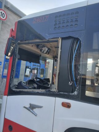 AUTOBUS DANNEGGIATO, POLIZIA MUNICIPALE INDIVIDUA IL RESPONSABILE