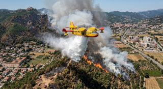 Incendio nella Valle dell’Irno, vasto fronte di fiamme: Canadair impegnato nelle operazioni di spegnimento