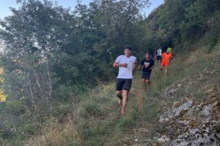 Corrono a piedi nudi tra pietre, rovi e spine lungo i sentieri del monte Serra San Giacomo, a quota 902 metri
