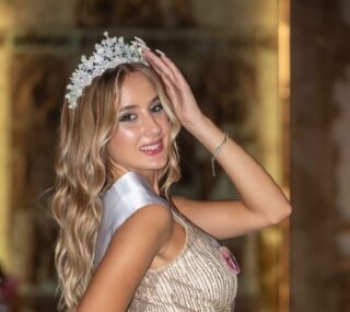 MISS SUD 2026: SERENA SABIA È LA NUOVA REGINA DEL CONCORSO E A ROSY CIANCIOIL TITOLO DI RAGAZZA IN JEANS