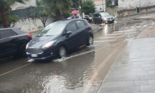 Tombini ostruiti e strade allagate a San Marzano sul Sarno: caos davanti alle scuole dopo il primo acquazzone autunnale