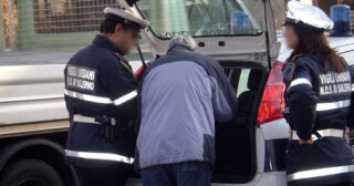 Parcheggiatore abusivo fermato dal NOS: scattano denuncia, sanzione e Daspo