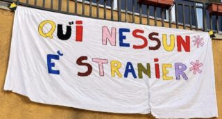 “NESSUN* È STRANIER*”, STRISCIONE SU BALCONE SCUOLA DI SALERNO, TOMMASETTI: «A SCUOLA SERVONO ITALIANO E INTEGRAZIONE, NON SLOGAN»