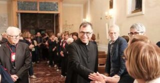 Festa e commozione a Mercato San Severino per l’insediamento di don Aniello Del Regno
